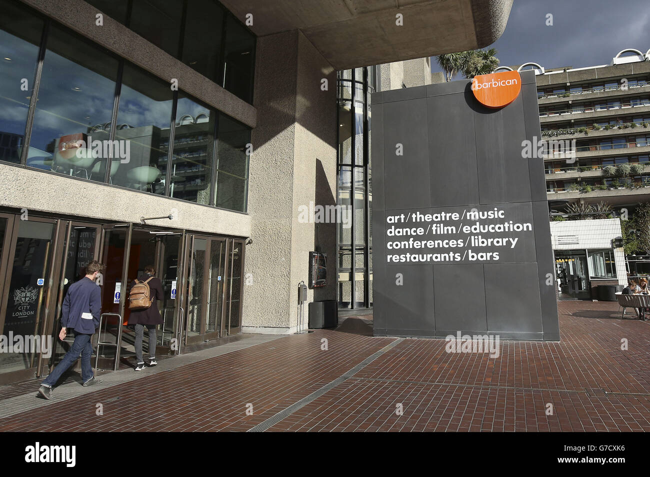 Un'entrata al Barbican Centre nella Citta' di Londra. Foto Stock