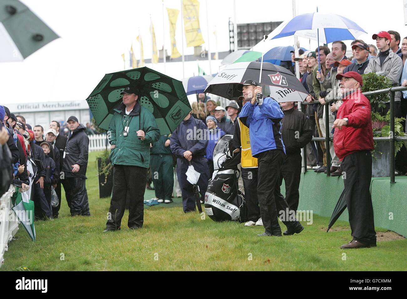 Il Padraig Harrington, in Irlanda, si trova fuori dall'area dell'ospitalità, accanto al 17° verde, durante l'ultimo giorno del WGC American Express Championship a Mount Juliet in Co Kilkenny. Foto Stock