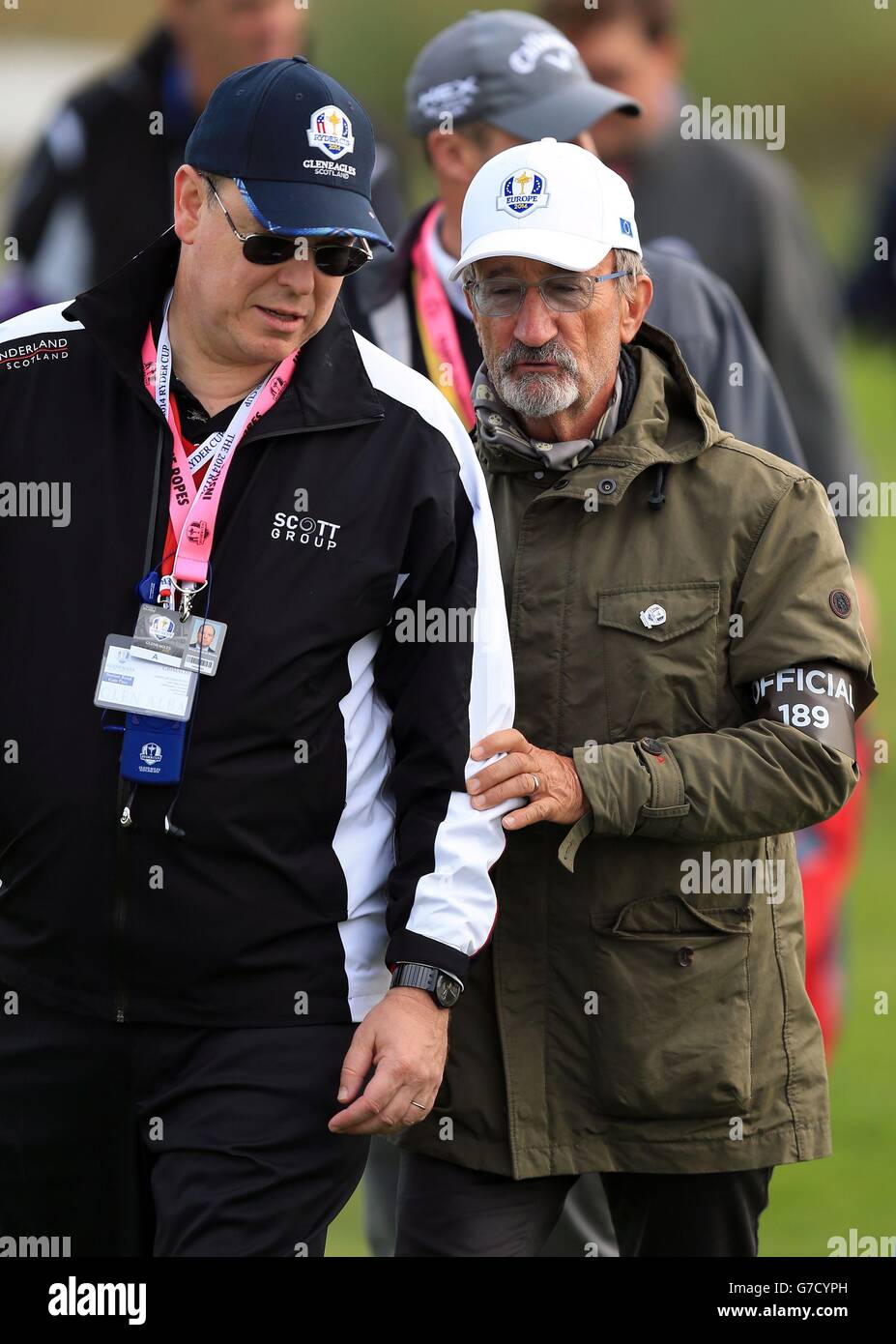 Albert II, Principe di Monaco e Eddie Jordan durante le partite dei quattordici giorni del secondo giorno della 40a Ryder Cup al Gleneagles Golf Course, Perthshire. Foto Stock