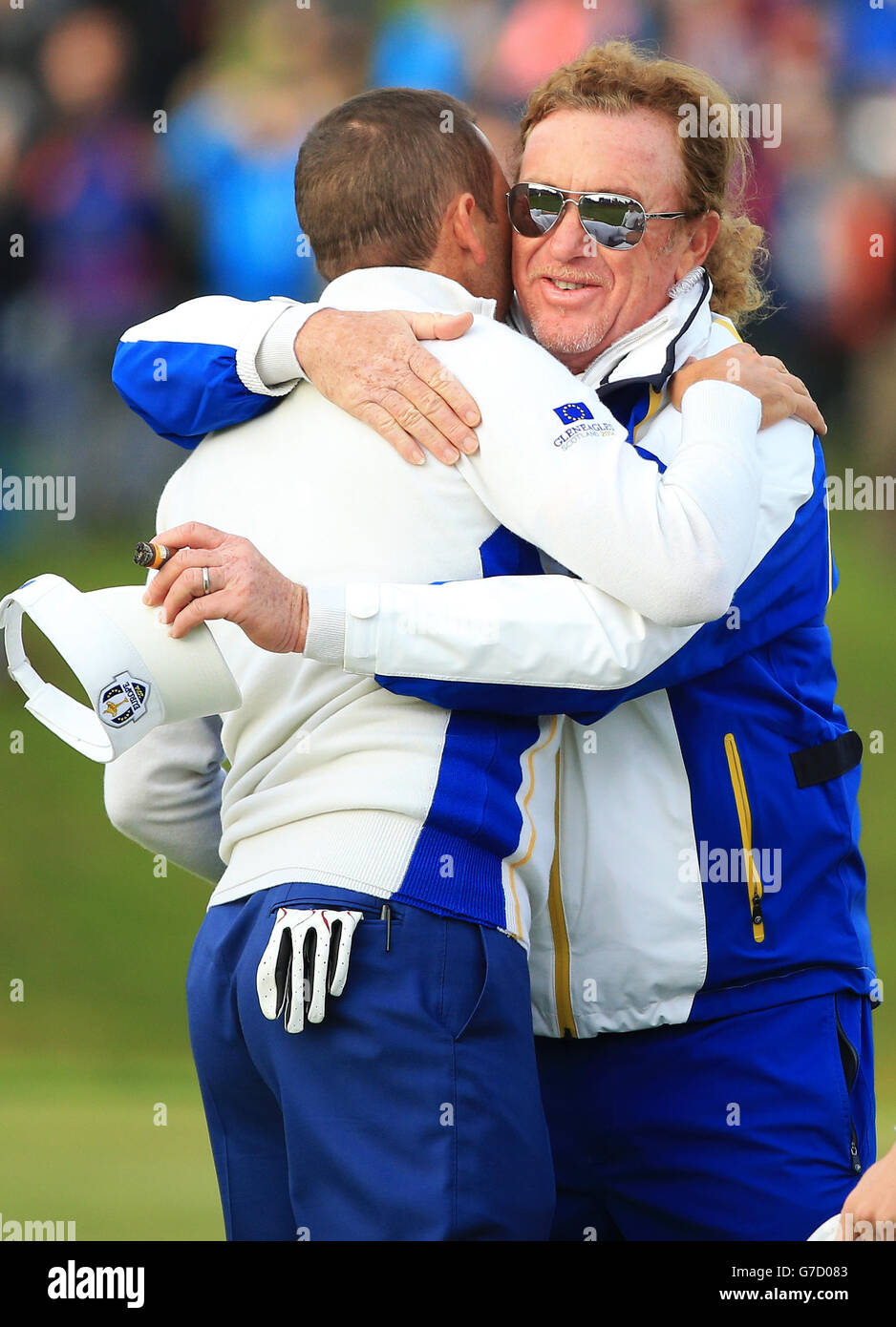 Sergio Garcia in Europa (a sinistra) si congratula con il vice capitano Miguel Angel Jimenez dopo aver vinto la sua partita di quattordici anni durante il secondo giorno della 40° Ryder Cup al Gleneagles Golf Course, Perthshire. PREMERE ASSOCIAZIONE foto. Data immagine: Sabato 27 settembre 2014. Il credito fotografico dovrebbe essere: Lynne Cameron/PA Wire. RESTRIZIONI: L'uso è soggetto a limitazioni. Nessun uso commerciale. Foto Stock