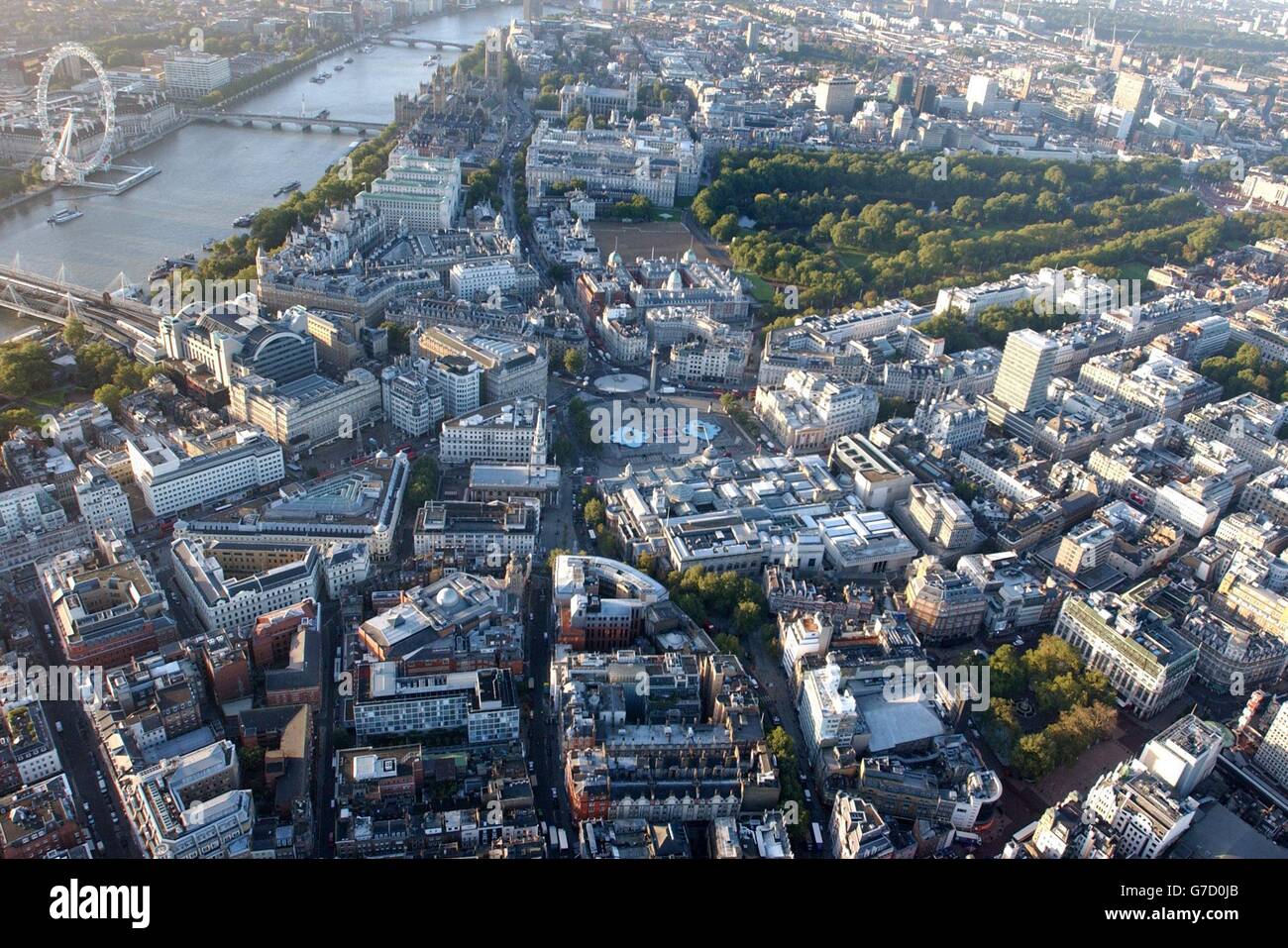 Vista aerea che mostra Trafalgar Square, il Tamigi, il London Eye, la stazione di Charing Cross, la Parata dei Cavalieri di St James's Palace. Foto Stock