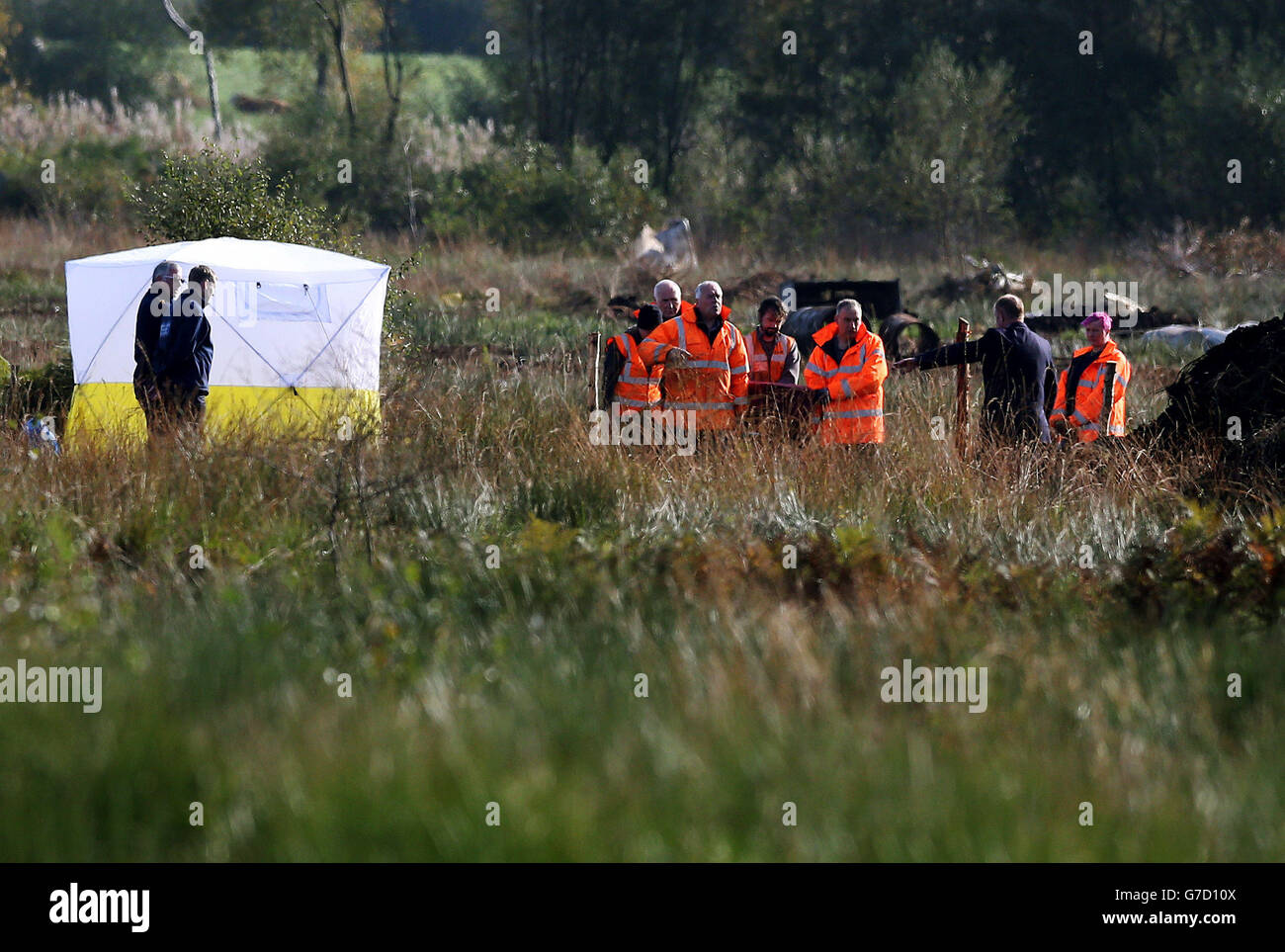 Un corpo che si ritiene sia quello di Brendan Megraw viene rimosso a Oristown Bog, vicino a Kells, Co Meath. Foto Stock