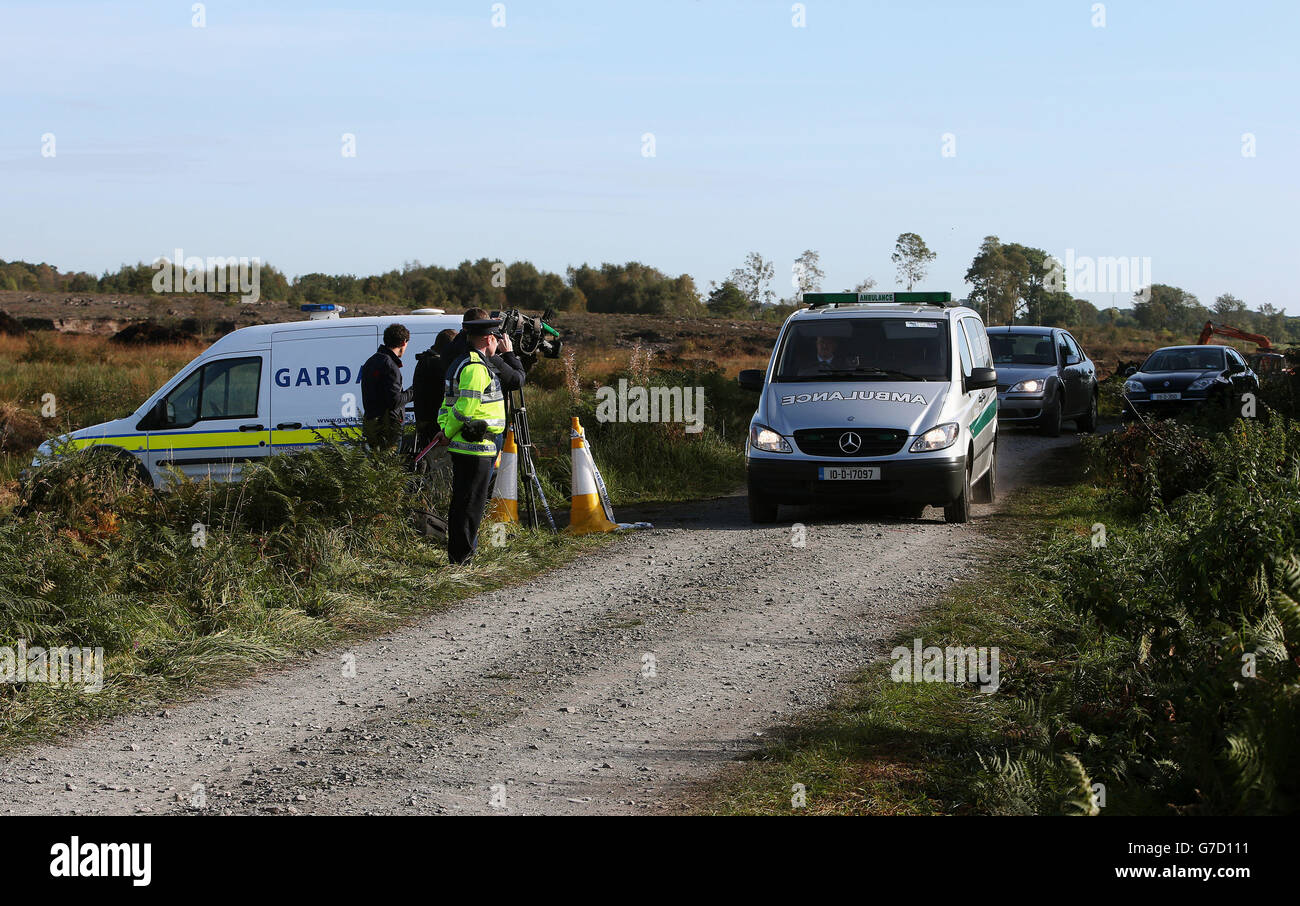 Ricerca Megraw di Brendan. Un corpo ritenuto essere quello di Brendan Megraw è rimosso a Oristown bog, vicino a Kells, Co Meath. Foto Stock