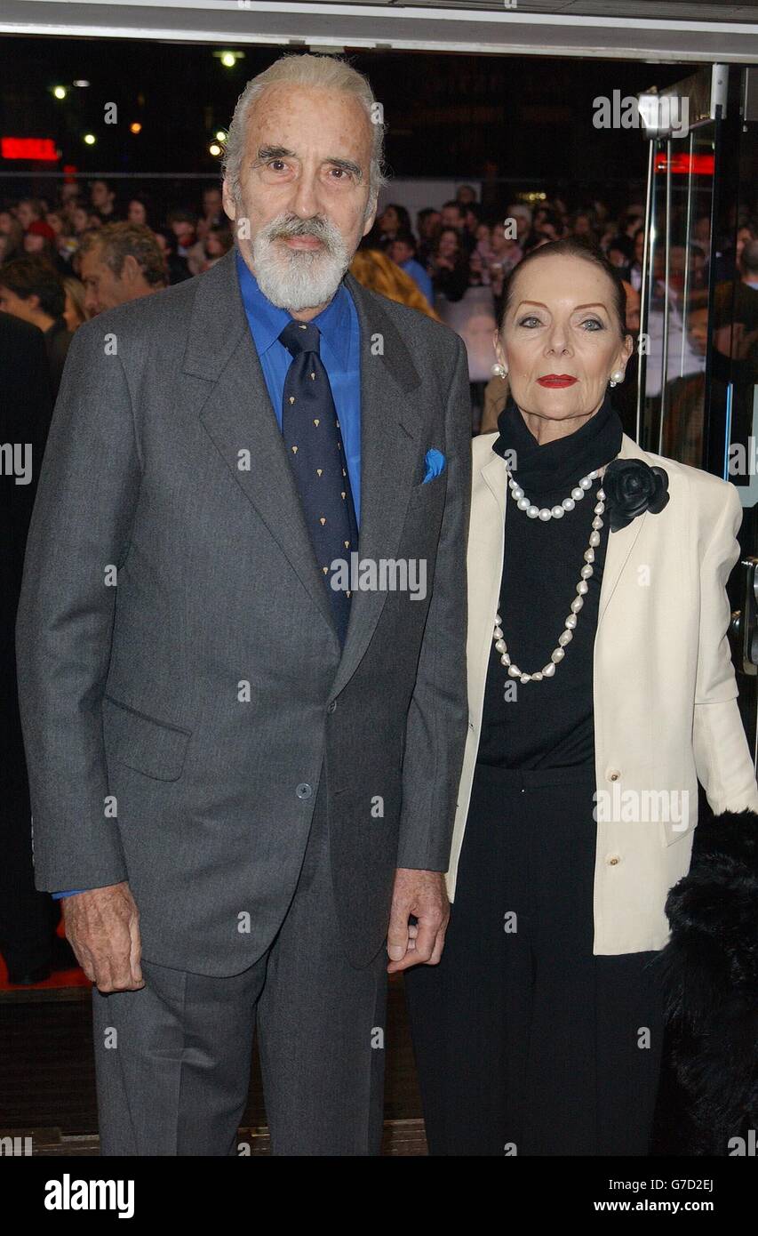 L'attore Christopher Lee e sua moglie Birgit arrivano per la prima cinematografica britannica di Finding Neverland in aiuto della Great Ormond Street Hospital Children's Charity (GOSHCC) presso la piazza Odeon Leicester nel centro di Londra. Il film, diretto da Marc Forster, racconta la storia di come JM Barrie, autore di Peter Pan, ha scritto il racconto classico dopo aver befriendato quattro ragazzi senza paternità e la loro madre. Foto Stock