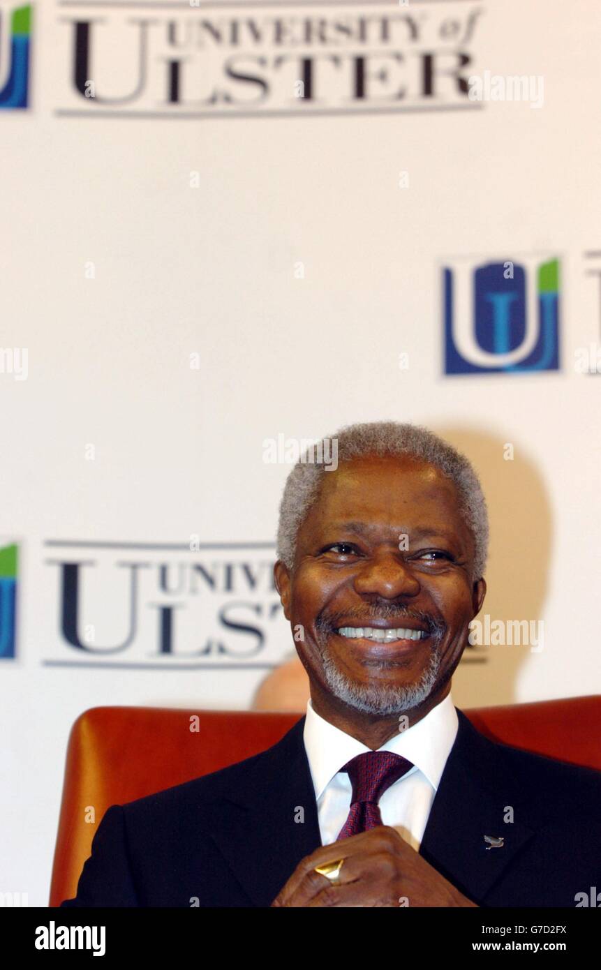 Segretario Generale delle Nazioni Unite Kofi Annan al Magee Campus, Università di Ulster, Londonderry, Co Londonderry, Irlanda del Nord. Il processo di pace in Irlanda del Nord è stato fonte di ispirazione per il resto del mondo, ha affermato Annan durante la sua visita. Foto Stock