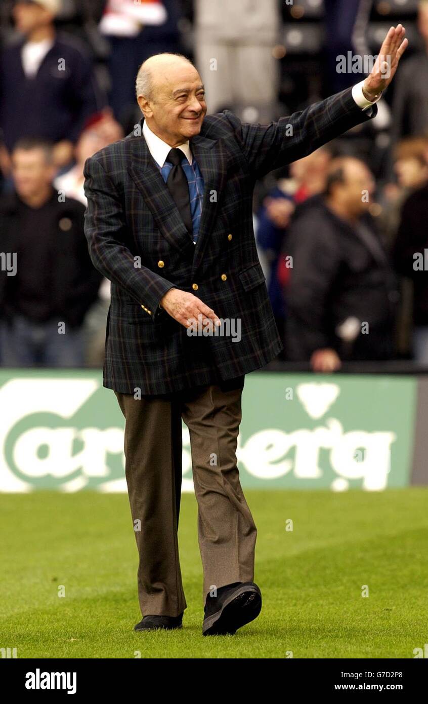 Il presidente di Fulham Mohamed al-Fayed ondeggia ai tifosi mentre arriva a lato per lo scontro di premiership fra Fulham e Liverpool, a Cravern Cottage. Il proprietario di Harrods ha negato che sta preparando il club londinese occidentale ad un consorzio turco. Foto Stock