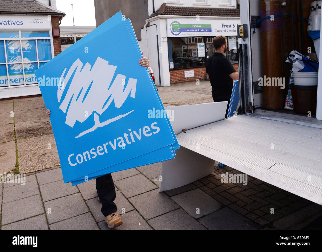 Il personale degli uffici del Partito conservatore a Clacton rimuove i pannelli della campagna dopo la vittoria dell'UKIP nella by-elezione di ieri sera. Foto Stock