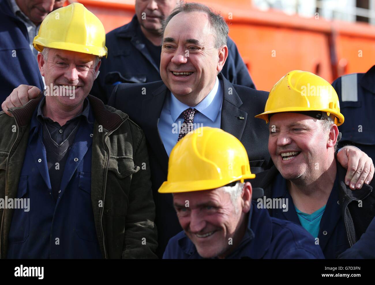 Il primo ministro scozzese Alex Salmond, con lavoratori e dirigenti della Ferguson Marine Engineering Ltd (FMEL) a Port Glasgow, accoglie con favore il fatto che il futuro del cantiere sia stato assicurato e che i posti di lavoro siano stati salvaguardati. Foto Stock