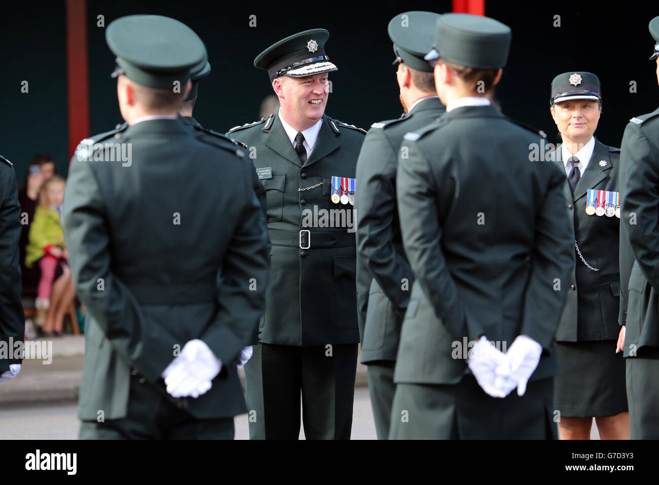 Il capo del servizio di polizia dell'Irlanda del Nord (PSNI) constable George Hamilton (centro) con il capo sovrintendente Michele Larmour (destra) il capo del PSNI Training College a Garnaville, Belfast, durante la cerimonia di laurea di 38 nuovi poliziotti. Foto Stock