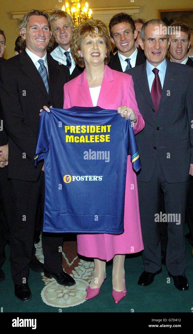 Il presidente Mary McAleese mostra una camicia australiana presentata a lei dal capitano australiano delle regole internazionali, James Hird, (a sua destra) insieme al marito, il dottor Martin McAleese, (a sua destra) in una rection ad Aras an Uachtarain prima del secondo e ultimo test delle regole internazionali tra Irlanda e Australia, A Croke Park, questa domenica. Foto Stock