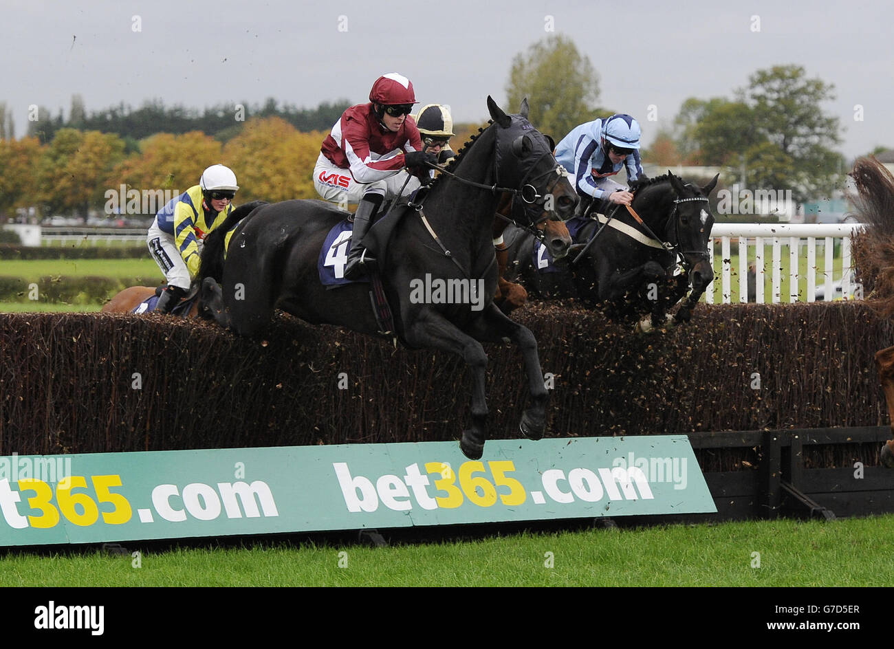 Foundation Man guidato da Jason Maguire sulla strada per la vittoria nel Bobby Renton Chase a Wetherby Racecourse, Wetherby. Foto Stock