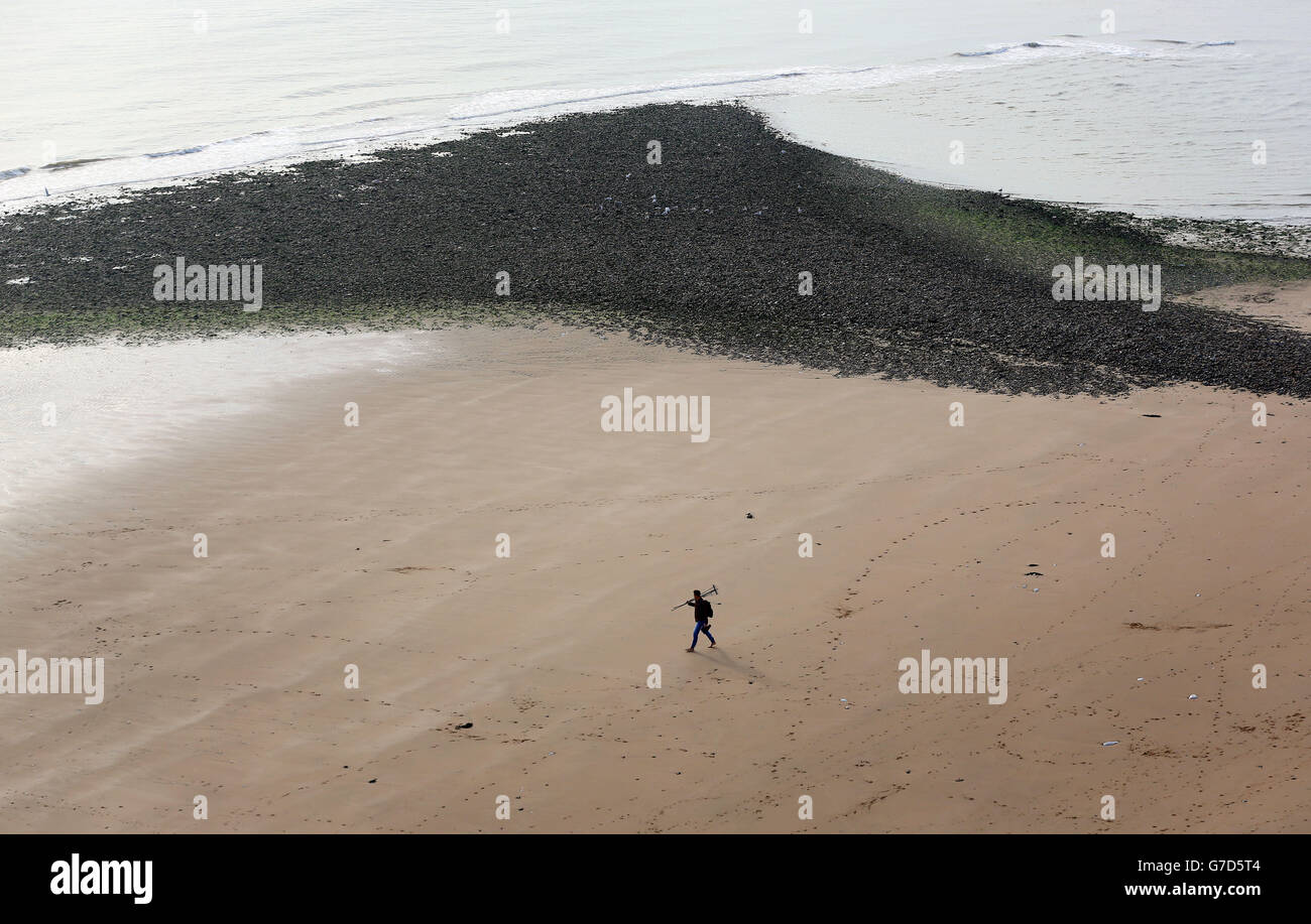 L'artista di sabbia Ross Andrews si dirige sulla spiaggia a Ramsgate, Kent, per creare un pezzo dal titolo 'Legacy No.II' Andrews, cresciuto nel Kent, usa la costa di Thanet come sua tela per opere d'arte prodotte in circa quattro ore in una corsa contro le maree, utilizza un rastrello e un bastone per creare i suoi disegni freestyle, che dice di non pianificare prima di iniziare. Foto Stock