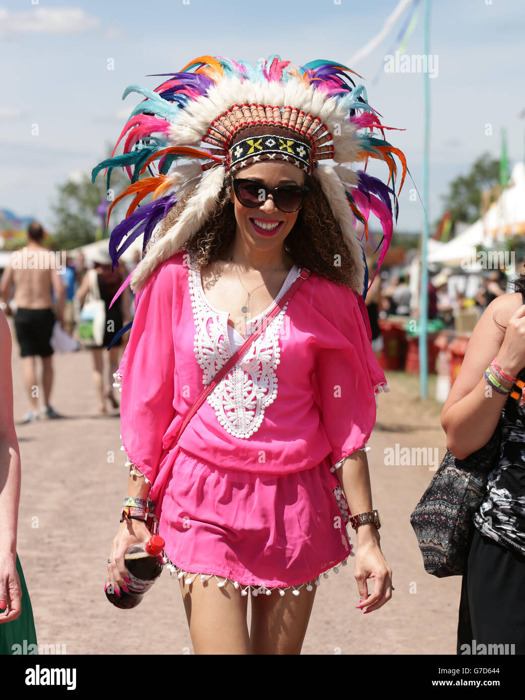 Il goer del festival Ria Hebden, indossando un headdress in stile nativo americano, godendo il tempo caldo al festival di Glastonbury, a Worthy Farm in Somerset. PREMERE ASSOCIAZIONE foto. Data immagine: Mercoledì 25 giugno 2014. Il credito fotografico dovrebbe essere: Filo Yui Mok/PA Foto Stock