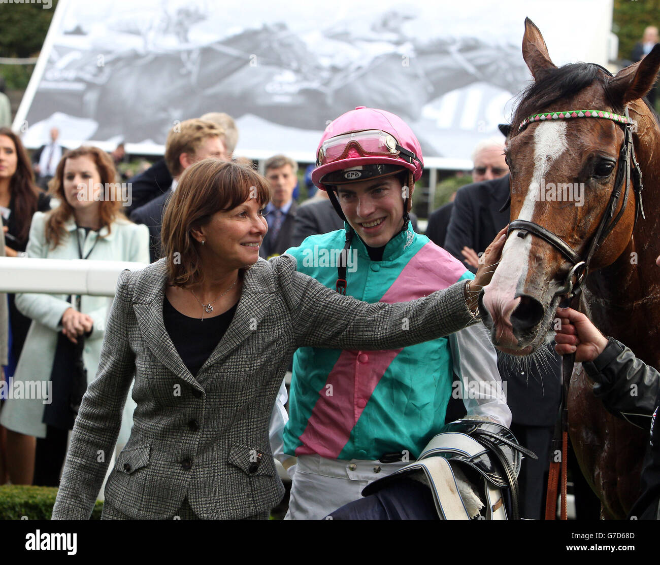 Lady Cecil si congratula con Noble Mission guidata da James Doyle dopo aver vinto il campione britannico Stakes all'ippodromo di Ascot. Foto Stock