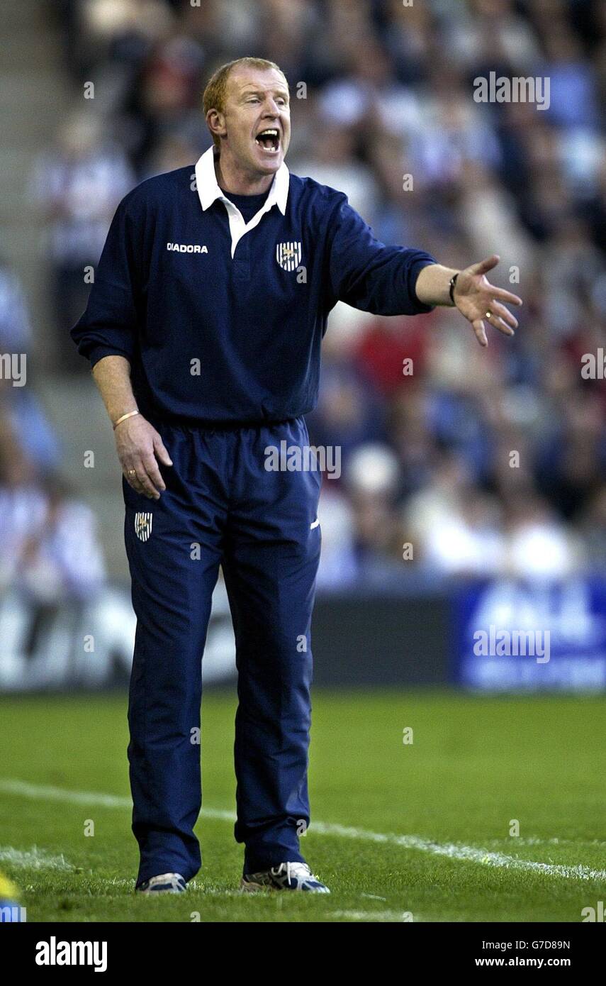 Gary Megson, responsabile di West Bromwich Albion sotto il fuoco, impartisce istruzioni ai suoi giocatori durante la loro partita di Barclays Premiership contro Bolton al Hawthorns West Bromwich, sabato 2 ottobre 2004. Foto Stock