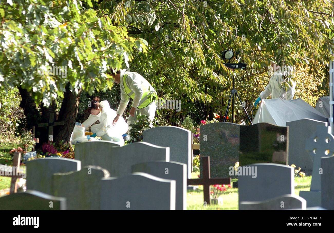 I vandali profanare una tomba nel cimitero Yoxall Foto Stock