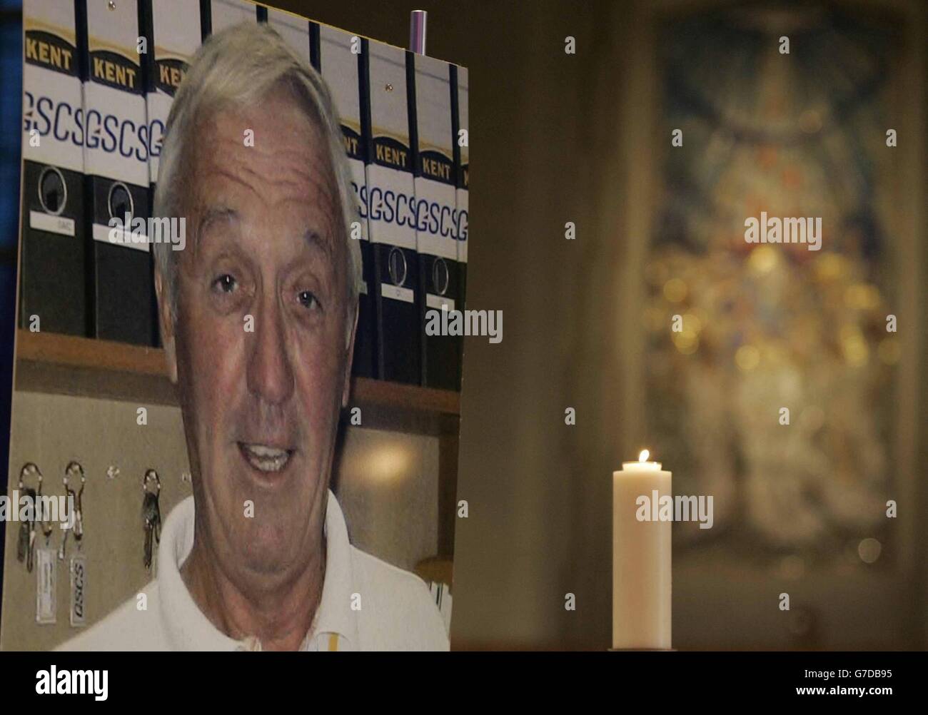 I membri del pubblico possono firmare un libro di condoglianze alla Cattedrale Cattolica Romana di Liverpool, dopo la notizia dell'assassinio dell'ostaggio iracheno nato a Liverpool, Ken Bigley. Foto Stock