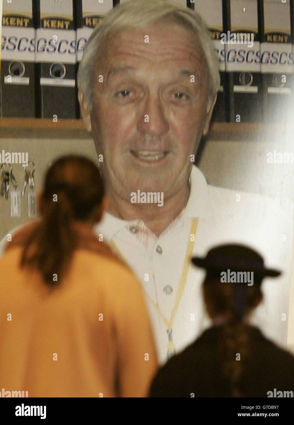 Una madre sconosciuta e un bambino firmano un libro di condoglianze alla cattedrale cattolica romana di Liverpool, dopo la notizia dell'assassinio dell'ostaggio iracheno nato a Liverpool, Ken Bigley. Foto Stock