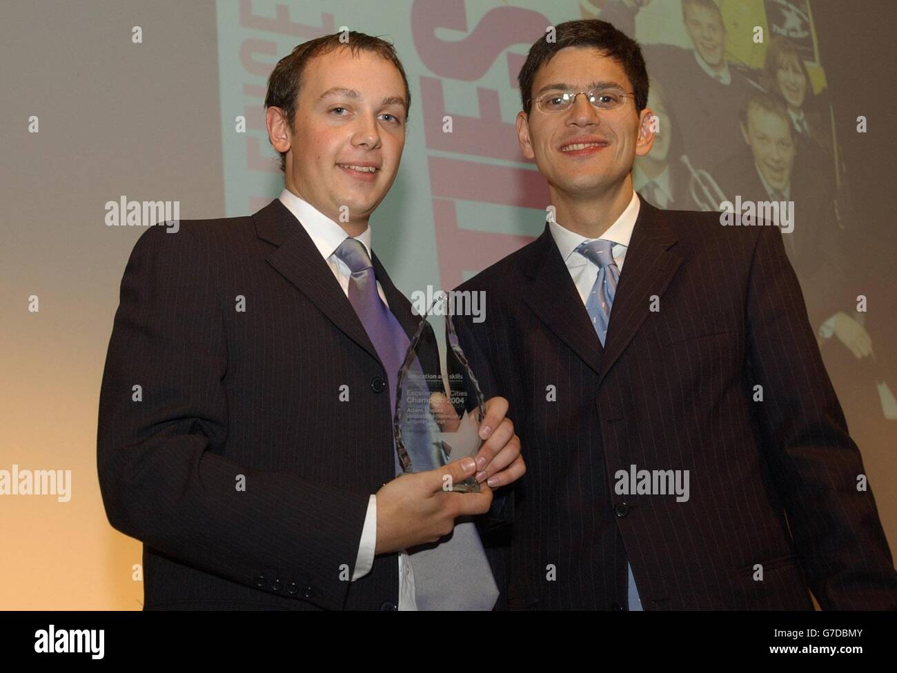 David Miliband, il Ministro degli Standard delle Scuole (destra), presenta un Excellence in Cities Champion Award ad Adam Sholes di Tameside per la sua passione per la musica e la sua posizione come modello alla National Portrait Gallery, nel centro di Londra. Foto Stock