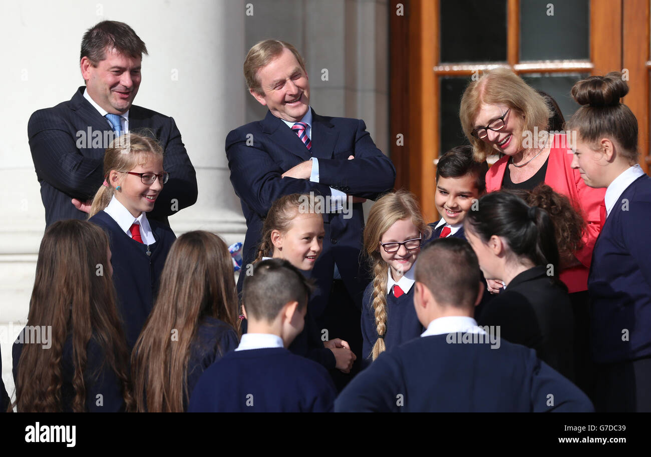 Taoiseach Enda Kenny, il ministro dell'Istruzione Jan o'Sullivan e il ministro degli Affari europei Dara Murphy si sono Uniti agli studenti della Gardiner Street School per celebrare il lancio del quarto anno del programma Blue Star che promuove oggi una migliore comprensione dell'UE negli edifici governativi di Dublino. Foto Stock
