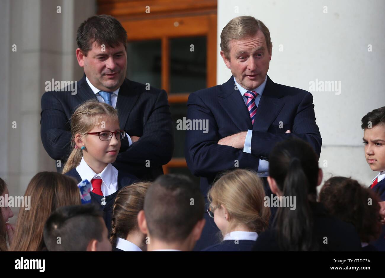 Taoiseach Enda Kenny e il ministro degli Affari europei Dara Murphy hanno incontrato gli studenti della Gardiner Street School per celebrare il lancio del quarto anno del programma Blue Star che promuove oggi una migliore comprensione dell'UE negli edifici governativi di Dublino. Foto Stock