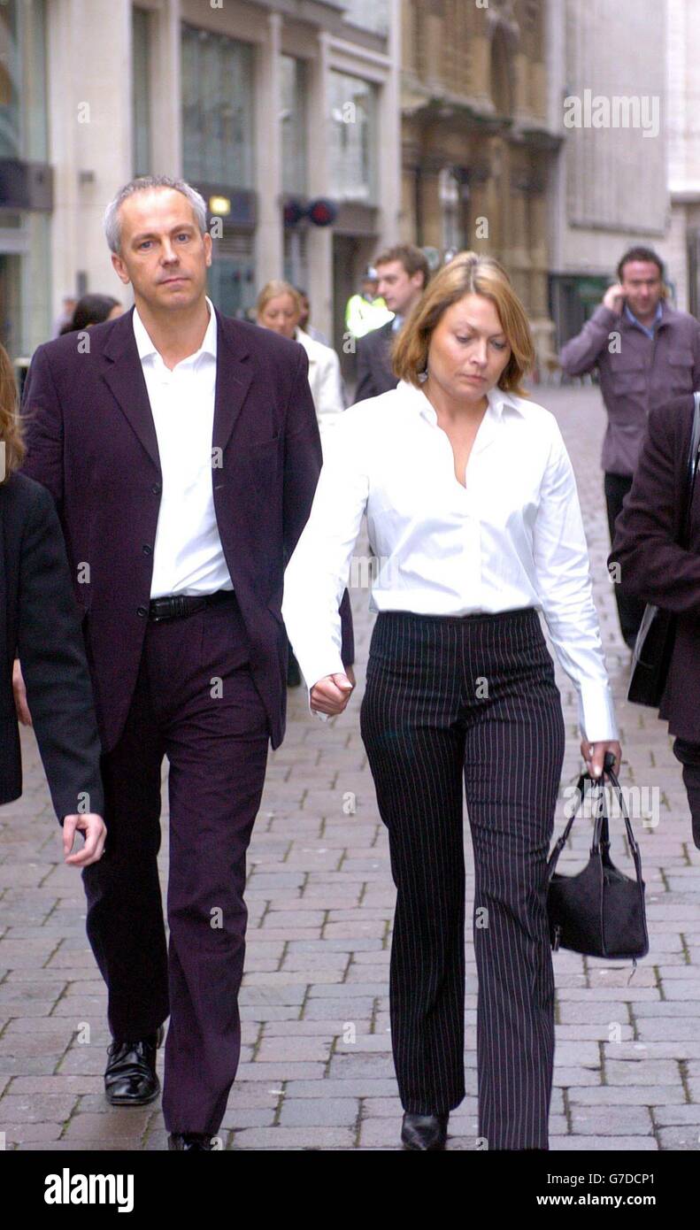 Gary e Amanda Bond, i genitori di Millie Bond, di 6 anni, che è stato lasciato con grave paralisi cerebrale dopo essere stato affamato di ossigeno alla nascita, lasciare Birmingham High Court. Gary Bond ritiene che un accordo di compensazione di 4.25 milioni di euro le avrebbe aiutato a ricevere le cure di cui aveva bisogno. Millie è ora confinata su una sedia a rotelle e richiede assistenza 24 ore su 24. Foto Stock