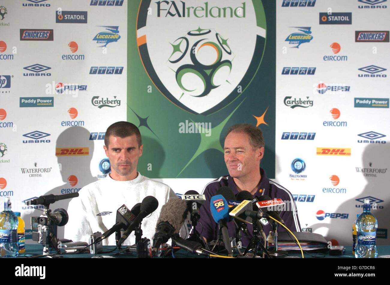 Il direttore di calcio irlandese Brian Kerr (a destra) e il centrocampista Roy Keane, in una conferenza stampa dopo l'allenamento con la squadra irlandese a Lansdowne Road, prima della qualificazione della Coppa del mondo di mercoledì sera contro le Isole Faroe. Foto Stock