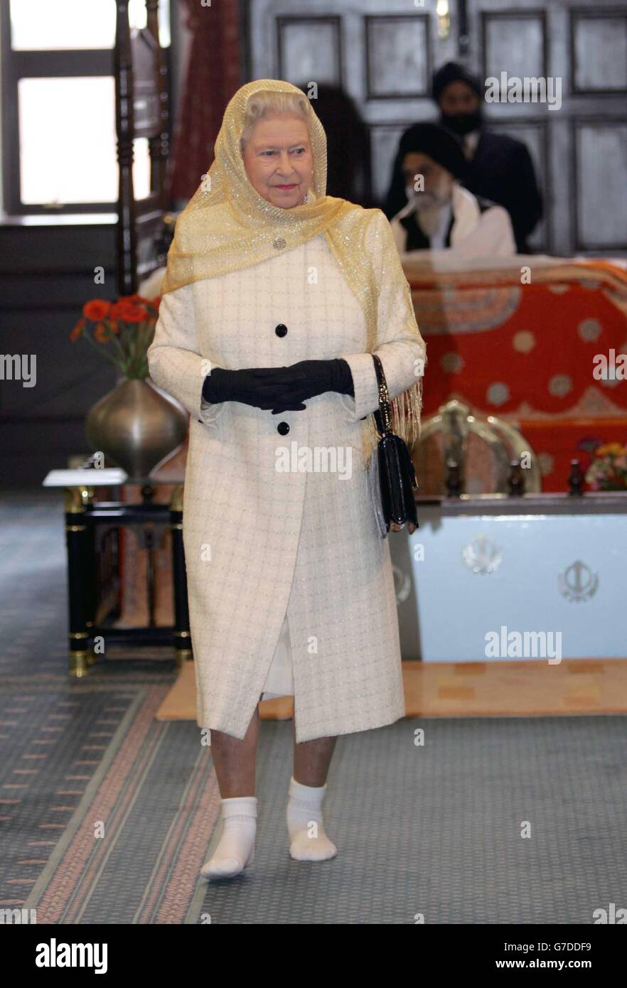 La Regina Elisabetta II della Gran Bretagna visita Gurdwara Sri Guru Singh Sabha (il Tempio Sikh) a Hounslow, Londra occidentale. Era al tempio, con suo marito, il Duca di Edimburgo, per aprire una fase di sviluppo di 2.5 milioni di persone. Foto Stock