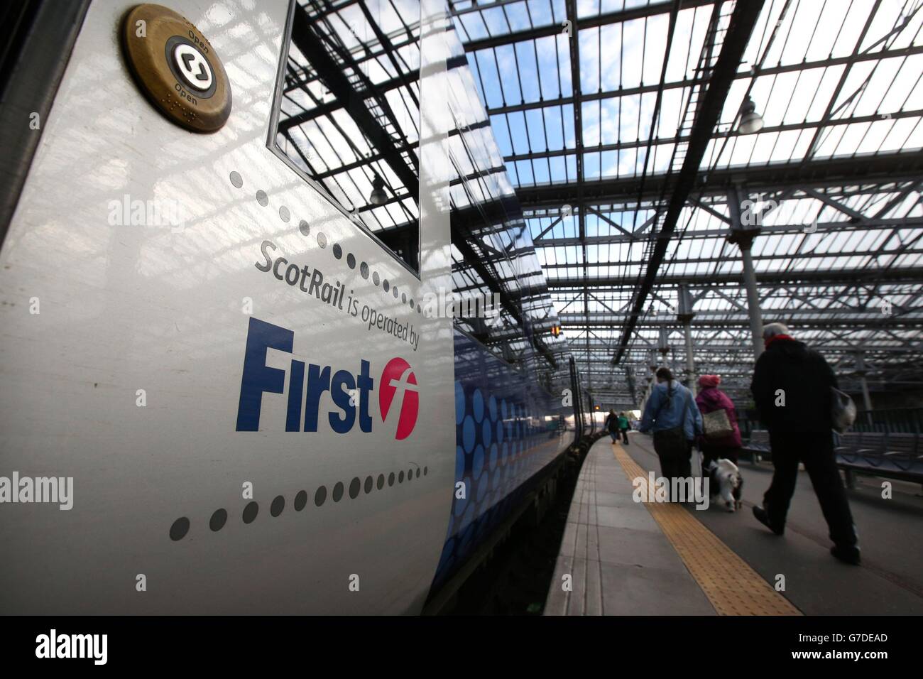 I passeggeri salono a bordo di un treno gestito dall'operatore per primo come franchising per la gestione dei treni scozzesi per il prossimo decennio è stato assegnato all'operatore ferroviario olandese Abellio. Foto Stock