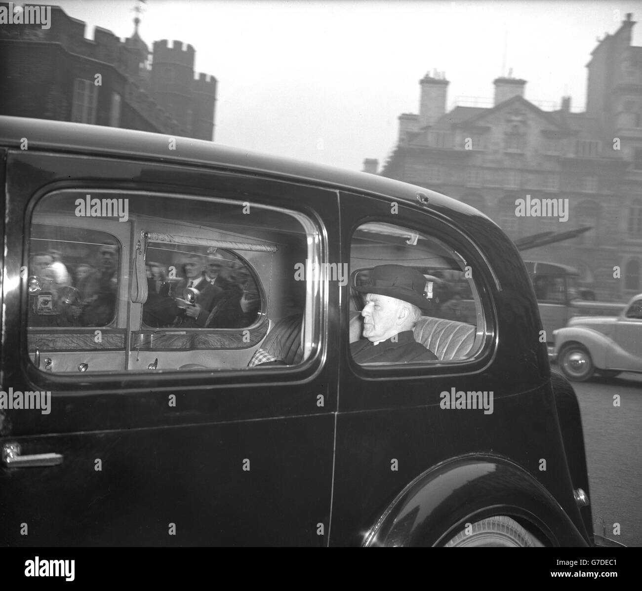 Geoffrey Fisher, arcivescovo di Canterbury, arriva in auto a Marlborough House, Londra, per vedere la regina Maria, la cui condizione sta causando 'crescente ansia'. Due bollettini sono stati pubblicati entro due ore oggi, con il secondo distacco che rivela la condizione della Regina Maria era diventato più grave e ci era stato un grave indebolimento dell'azione del cuore. Foto Stock