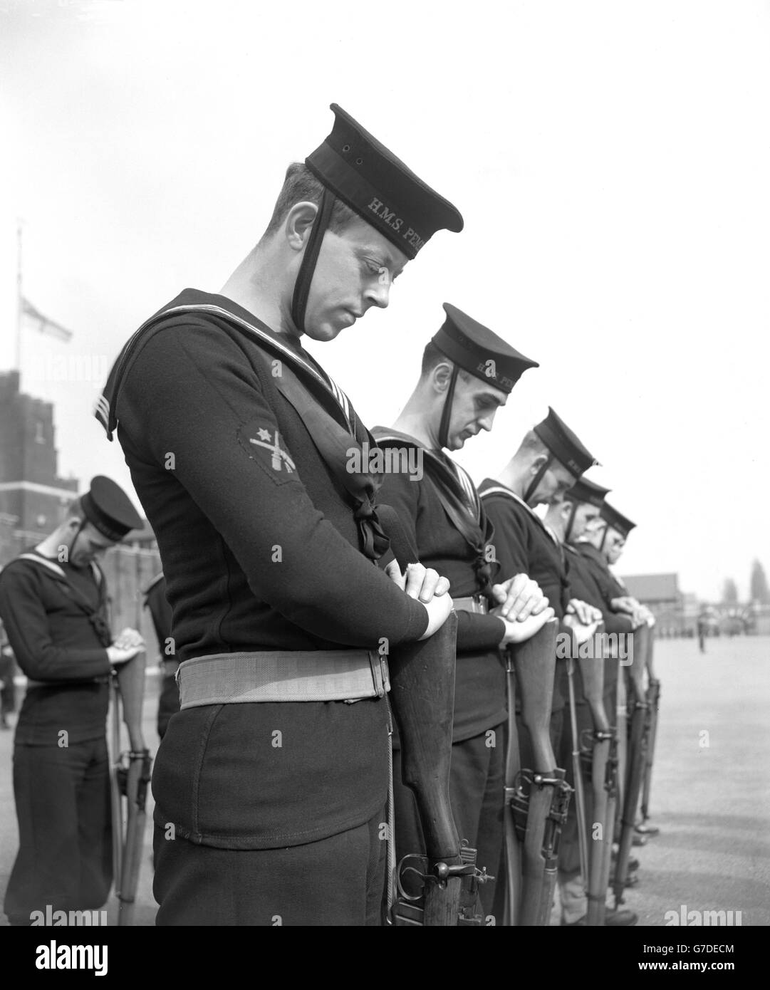 Royalty - Queen Mary morte - il corteo funebre riferirono - Naval valutazioni - Royal Naval caserme, Chatham Foto Stock Royalty - Queen Mary morte - il corteo funebre riferirono - Naval valutazioni - Royal Naval caserme, Chatham Foto Stock