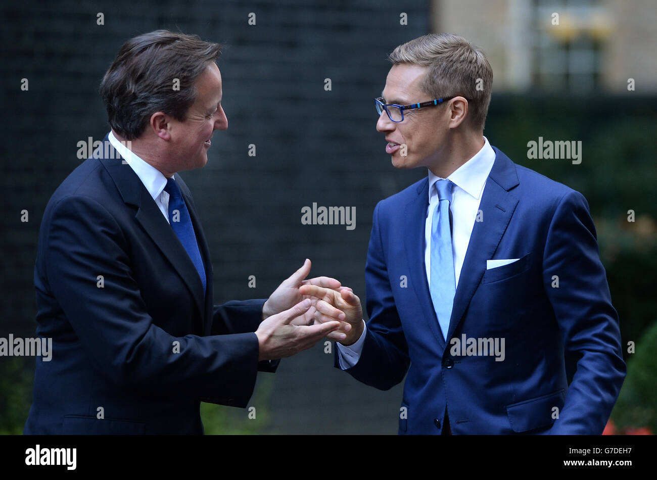 Il primo Ministro David Cameron (a sinistra) saluta il primo Ministro finlandese Alexander Stubb fuori 10 Downing Street, Londra. Foto Stock