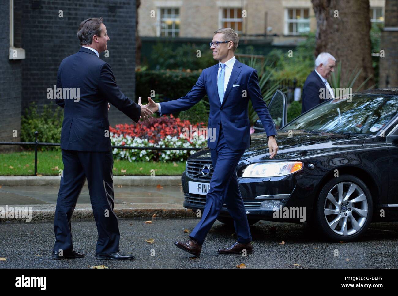 Il primo Ministro David Cameron (a sinistra) saluta il primo Ministro finlandese Alexander Stubb fuori 10 Downing Street, Londra. Foto Stock