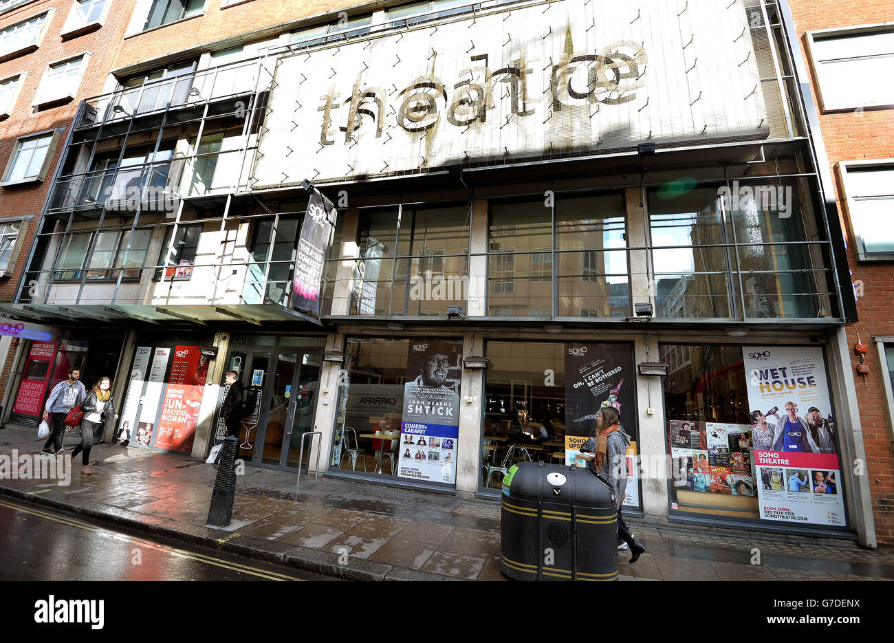 Il Teatro Soho di Dean Street, nel centro di Londra, che si è dichiarato colpevole di violazioni della salute e della sicurezza dopo che uno Stage Manager è caduto a dieci metri da una porta non protetta, ed è stato ricoverato in ospedale per sei mesi con gravi lesioni spinali nel giugno 2012. Foto Stock