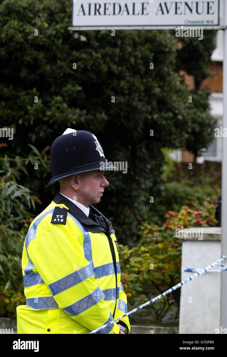 Un poliziotto protegge un'area all'esterno di una casa in Airedale Avenue, Chiswick, a ovest di Londra, dove si ritiene che un uomo di mezza età sia stato pugnalato a morte mentre ha tentato di far scappare un burglar durante un raid nella sua casa suburbana, la polizia ha rivelato. La vittima, che non è stata nominata, è alla metà degli anni quaranta e morì in ospedale questa mattina a causa delle sue ferite. Foto Stock