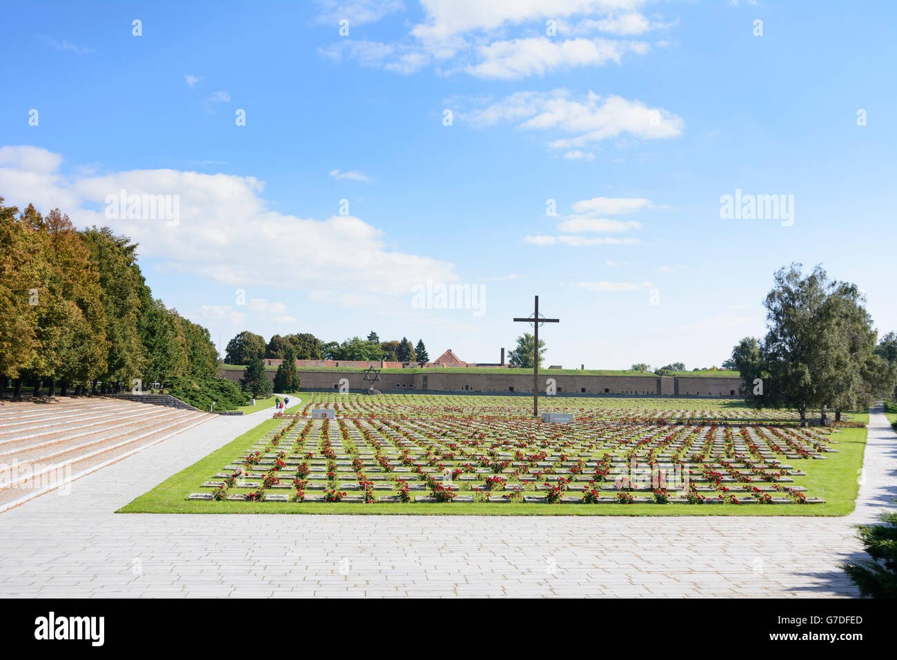 Il cimitero nazionale al di fuori delle mura della ' piccola fortezza ' con la centrale di croce di legno e la corona di spine - in background Foto Stock
