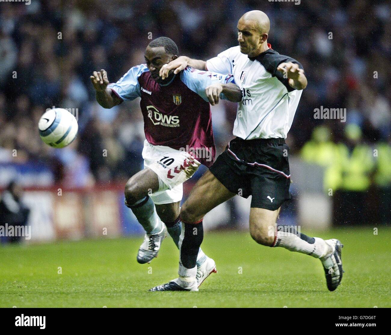 Aston Villa's Darius Vassell si inonda con il difensore Fulham Zesh Rehman, come Villa trionfa nel 2-0 durante il Barclays Premiership Match a Villa Park, Birmingham, sabato 23 ottobre 2004. Foto Stock