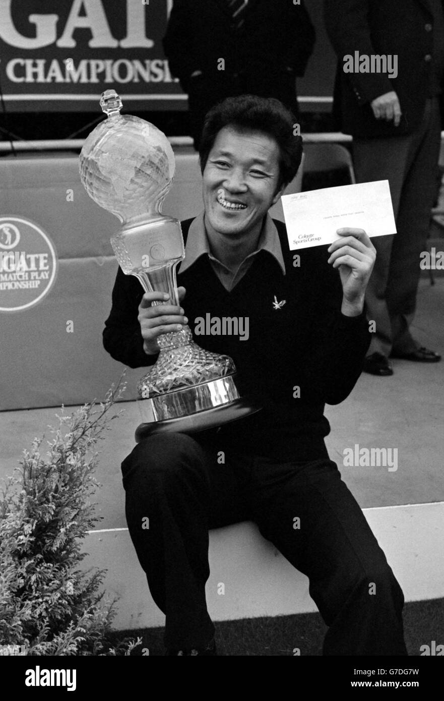 Un sorriso come Isao Aoki, 36, del Giappone, detiene il trofeo e 30,000 premi di controllo dopo aver vinto il Colgate World Matchplay Championship al Wentworth Golf Club. Ha battuto il nuovo Zealander Simon Owen tre e due nella finale del 36. Foto Stock
