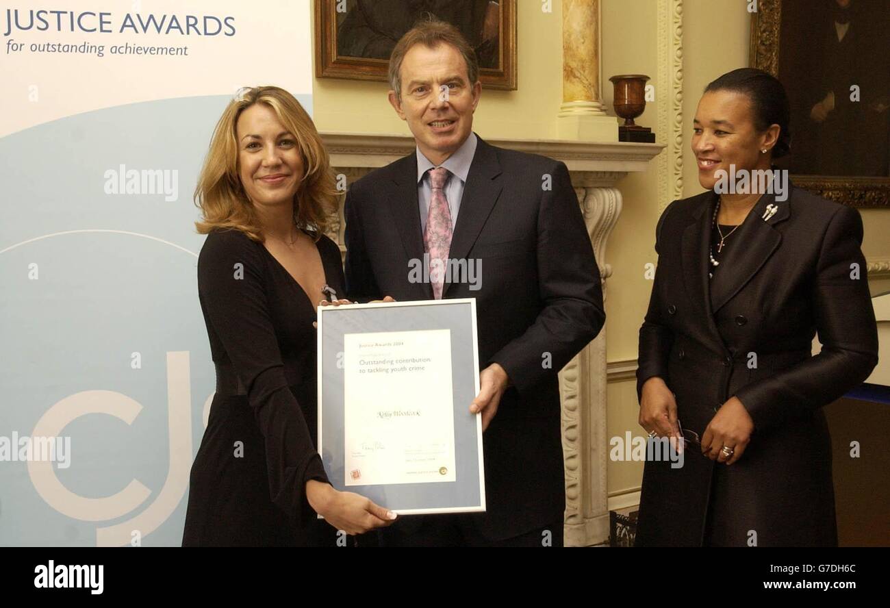 Il primo Ministro Tony Blair e il Ministro degli interni Baroness Scotland presentano a Downing Street il contributo di Walsall per il suo lavoro con le ragazze vulnerabili a rischio di prostituzione. Il premio era parte dei premi di Giustizia, assegnati a persone in prima linea del sistema di Giustizia penale. Foto Stock