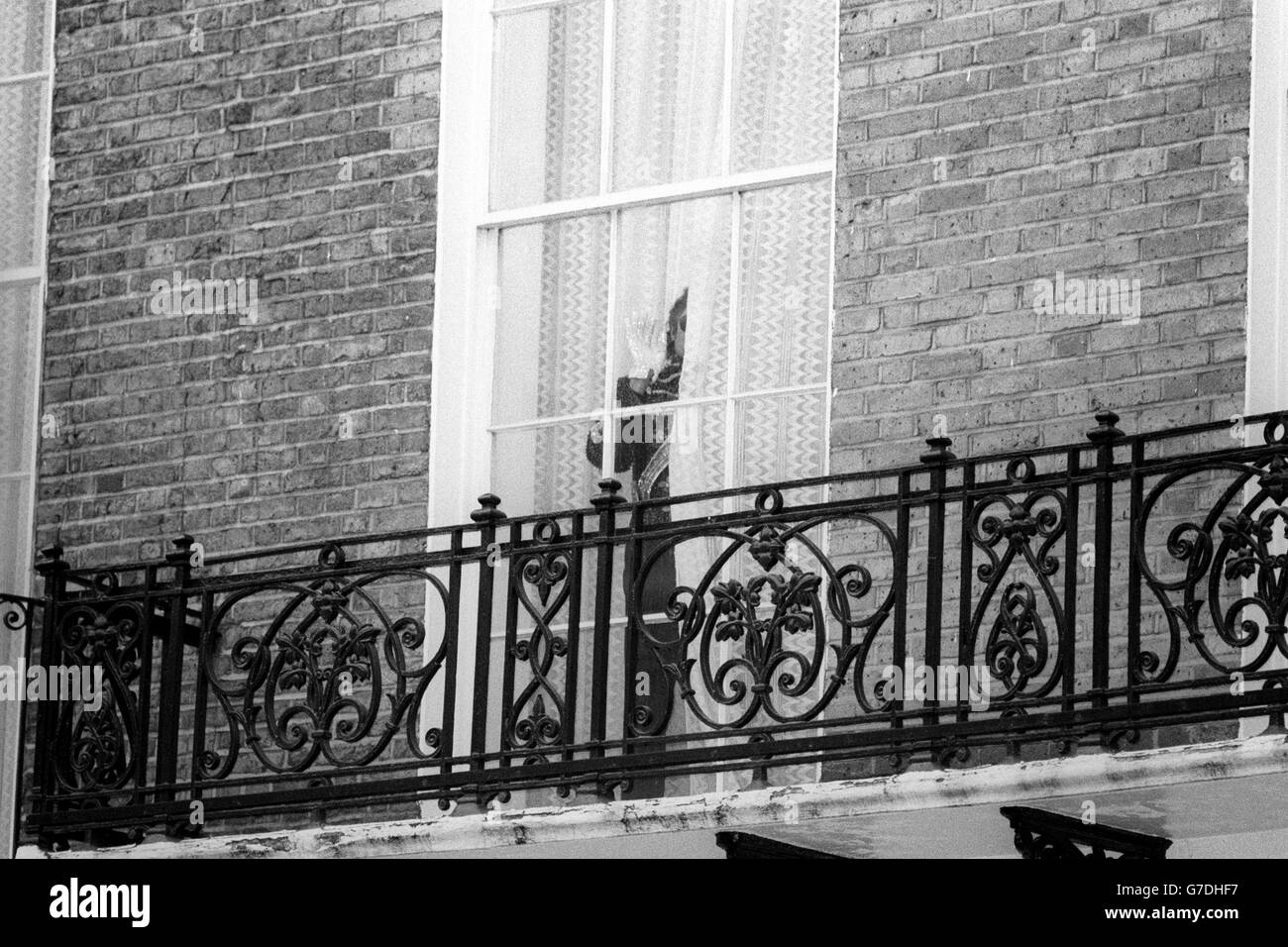 Intrattenimento - Michael Jackson - Montcalm Hotel - Londra. Un timido Michael Jackson sbircia dalla finestra del balcone del Montcalm Hotel a Londra. Foto Stock