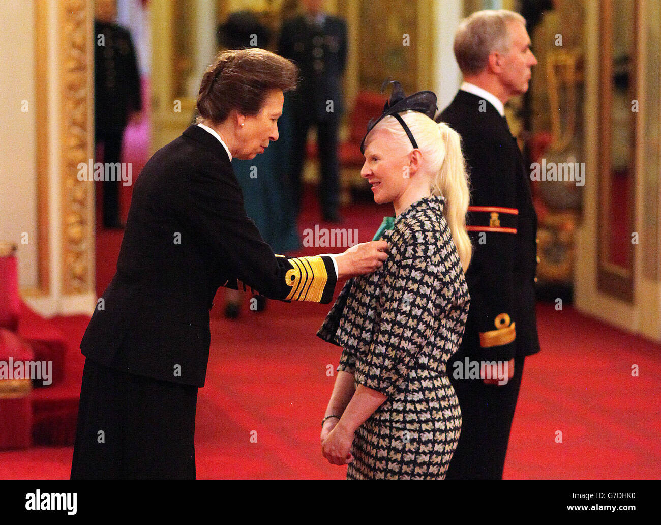 Kelly Gallagher viene fatto un MBE dalla Principessa Royal durante una cerimonia di investitura a Buckingham Palace, Londra. Foto Stock