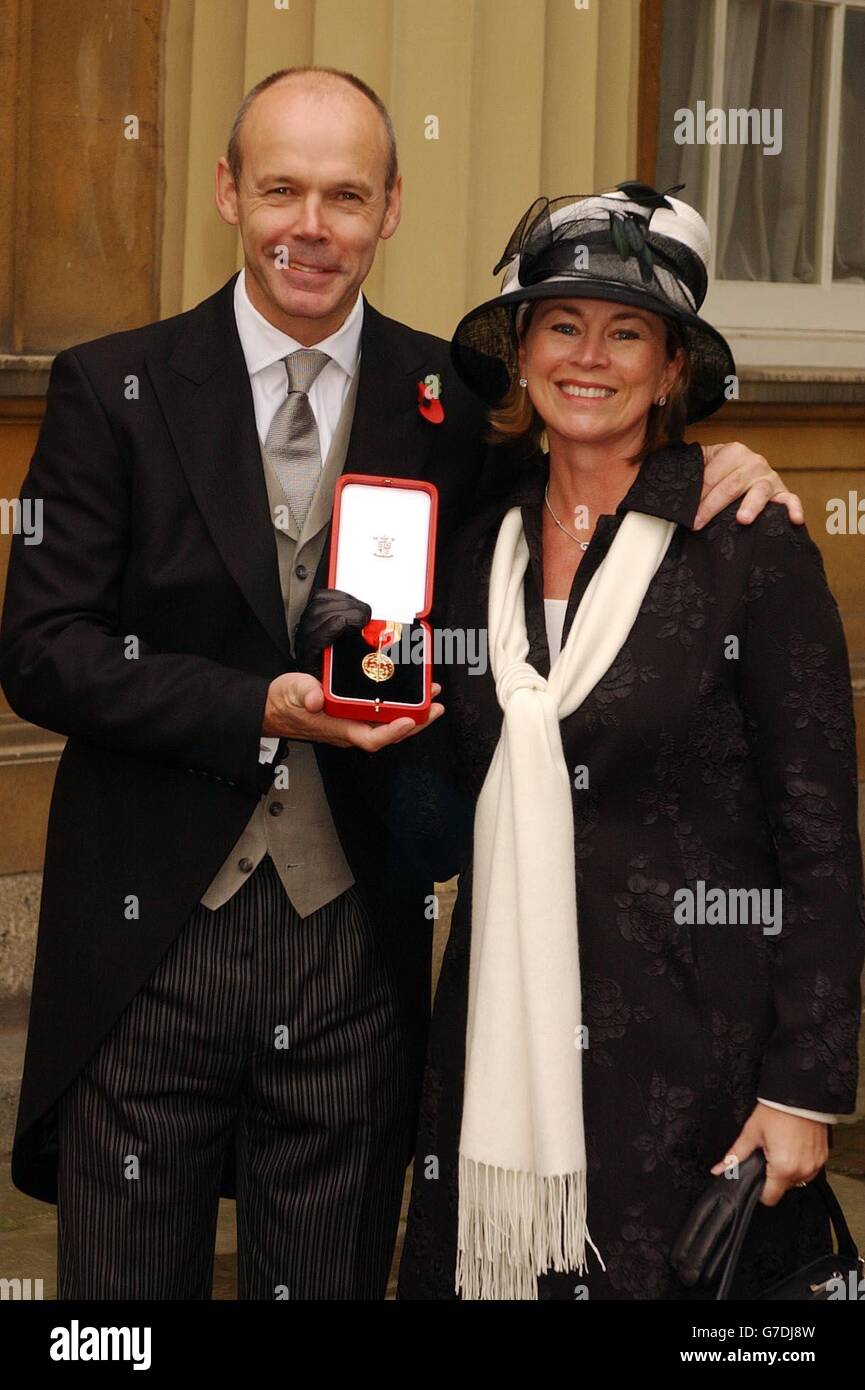L'allenatore vincitore della Coppa del mondo d'Inghilterra Sir Clive Woodward e sua moglie Jayne, dopo aver ricevuto la sua Knighthood dalla Regina Elisabetta II della Gran Bretagna a Buckingham Palace, nel centro di Londra. Foto Stock