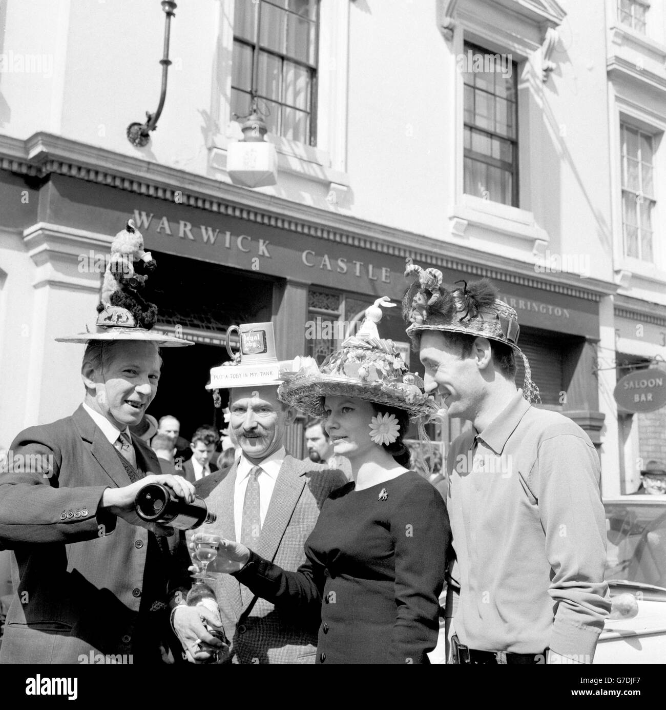 Costumi e Tradizioni - Pasqua la concorrenza del cofano - Warwick Castle Pub di Londra Foto Stock