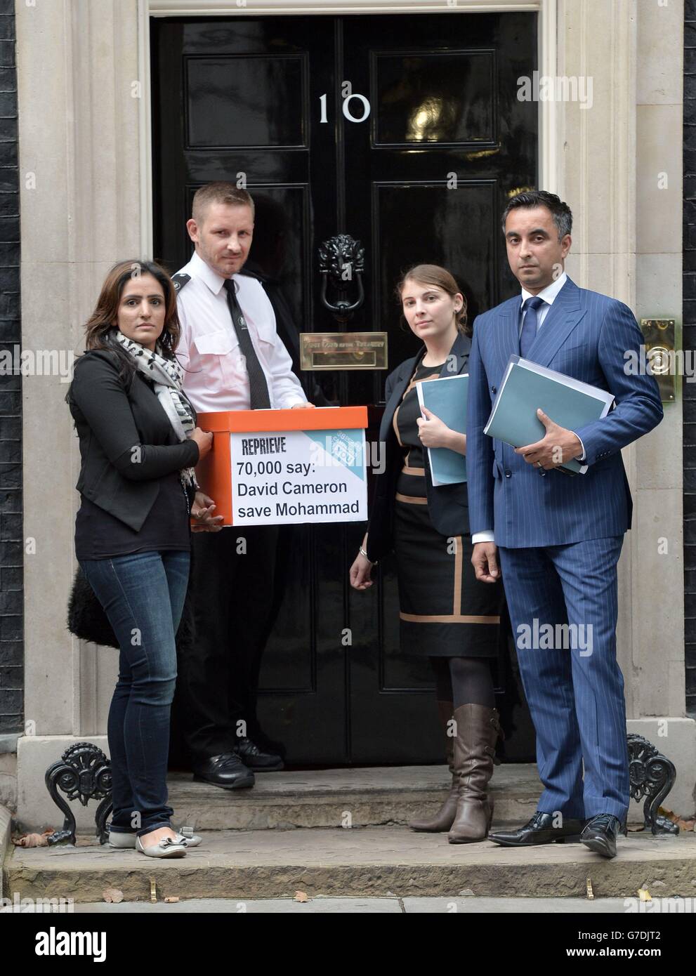 Jasmine Rana (sinistra) Aamer Anwar (destra) e Catherine Higham (seconda destra) consegnano una petizione a 10 Downing Street, Londra chiedendo al primo ministro di intervenire nel caso di blasfemia di Mohammad Asghar. Foto Stock