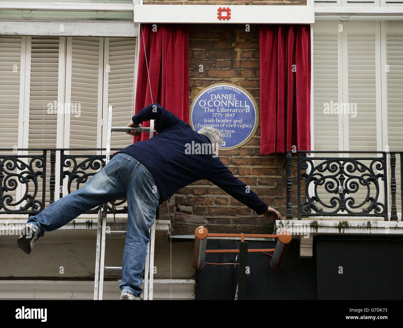 La presentazione di una targa inglese Heritage London blu al leader politico irlandese del XIX secolo, Daniel o'Connell, a 14 Albemarle Street (la casa dove visse nel 1833) a Mayfair, Londra. Foto Stock