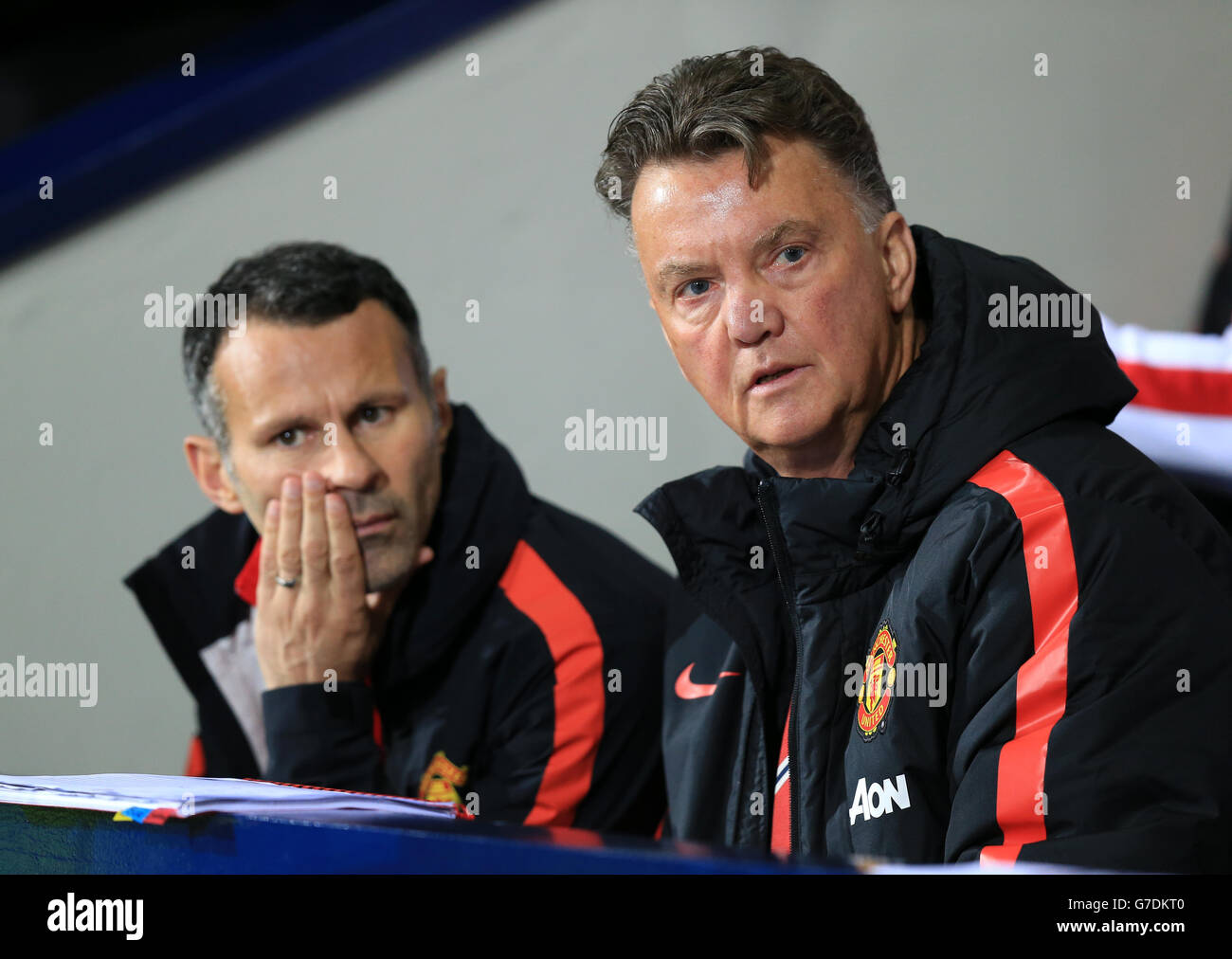 Calcio - Barclays Premier League - West Bromwich Albion / Manchester United - The Hawthorns. Il manager del Manchester United Louis van Gaal e l'assistente manager Ryan Giggs in disparte Foto Stock