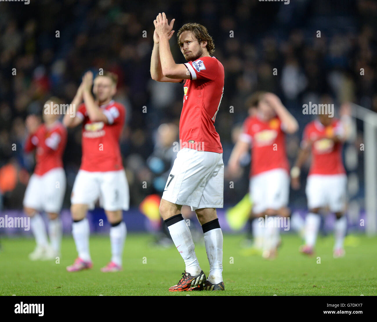 Daley Blind di Manchester United applaude i fan in partenza dopo il fischio finale durante la partita di Barclays Premier League a Hawthorns, West Bromwich. Foto Stock