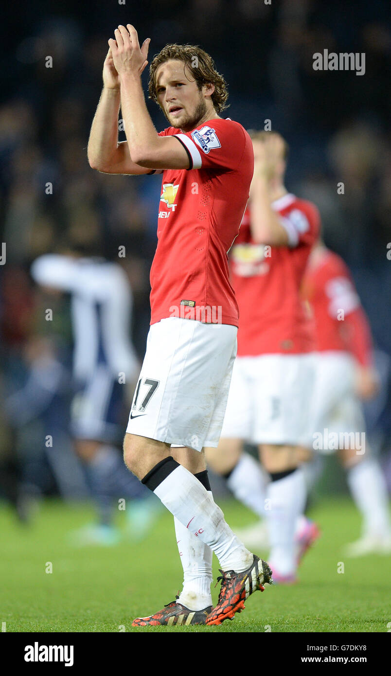 Daley Blind di Manchester United applaude i fan in partenza dopo il fischio finale durante la partita di Barclays Premier League a Hawthorns, West Bromwich. Foto Stock