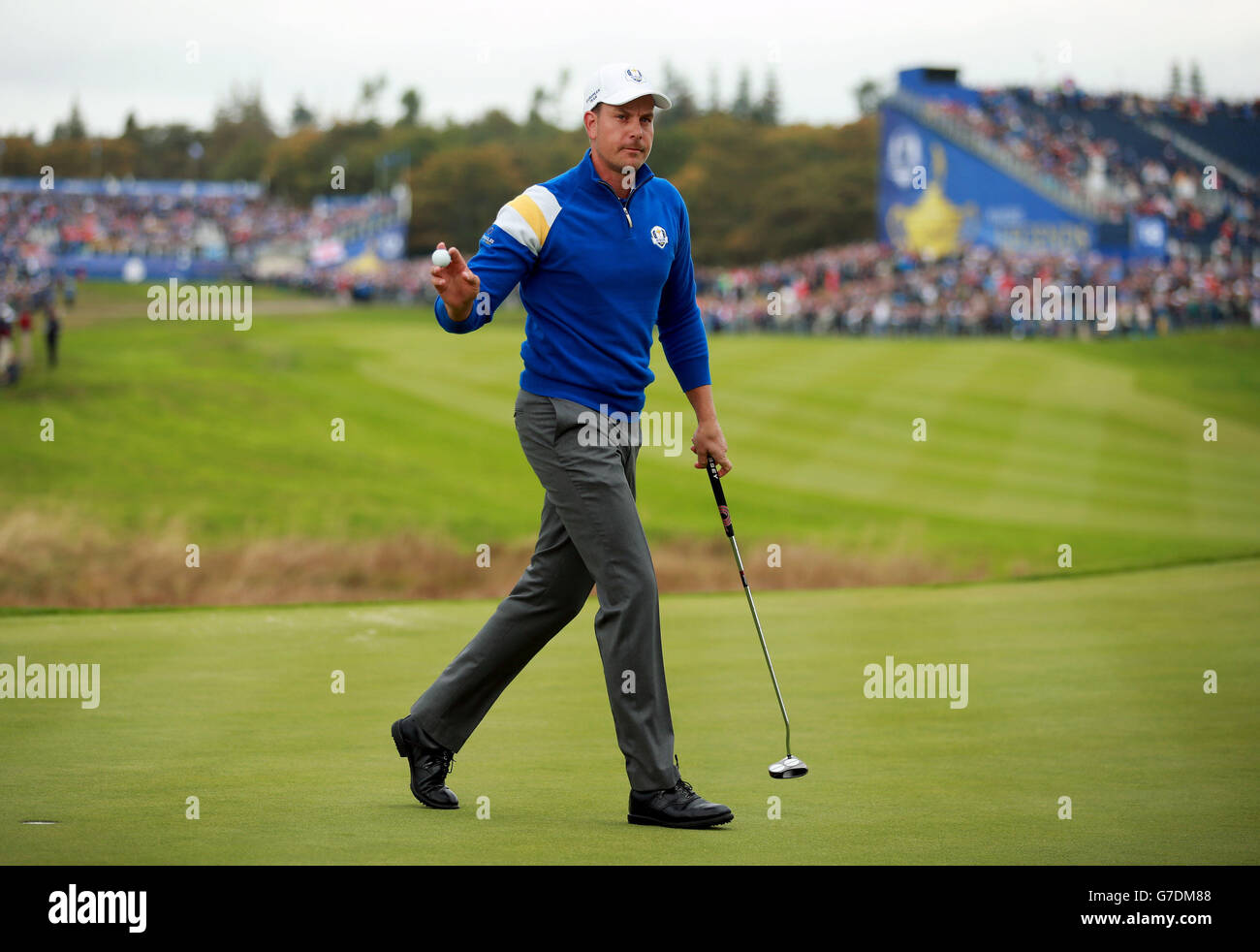 Henrik Stenson in Europa riconosce la folla sul primo green durante le partite di Singles il terzo giorno della 40° Ryder Cup al Gleneagles Golf Course, Perthshire. Foto Stock