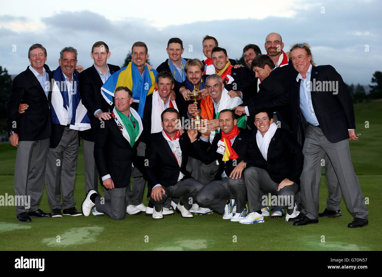 Team Europe posa con la Ryder Cup il terzo giorno della 40° Ryder Cup al Gleneagles Golf Course, Perthshire. Foto Stock